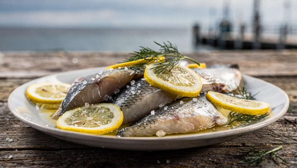 Dlaczego warto jeść śledzia zamiast suplementu omega-3? Kardiolog z Gdańska wyjaśnia
