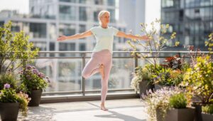 Trening na balkonie wiosną 2026: fizjoterapeutka podaje 15-minutowy plan bez sprzętu po 55-tce